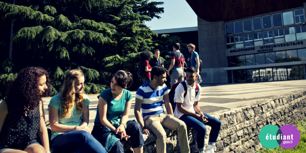 parcoursup_info's tweet photo. #lesaviezvous : À la rentrée 2018, aucune formalité à effectuer pour la sécurité sociale ! Tous les nouveaux #étudiants restent rattachés à leur régime antérieur et bénéficient ainsi d'une économie de 217€. Voir toutes les nouveautés du plan étudiant : ➡https://t.co/anUlPEvfPU" https://t.co/UqdaO1fXT4