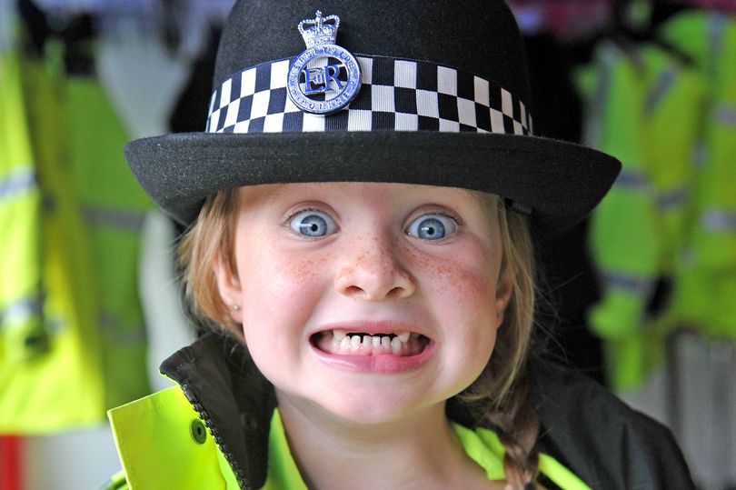 We've got plenty to keep all the family entertained at Saturday afternoon's session including a Police Play Area: kids can dress up in Police uniforms and have a go on a real fingerprint machine with PCSO Nancollas! 👮🏻‍♀️
bit.ly/2qJ2J56
#KBF2018 #Family #Knutsford