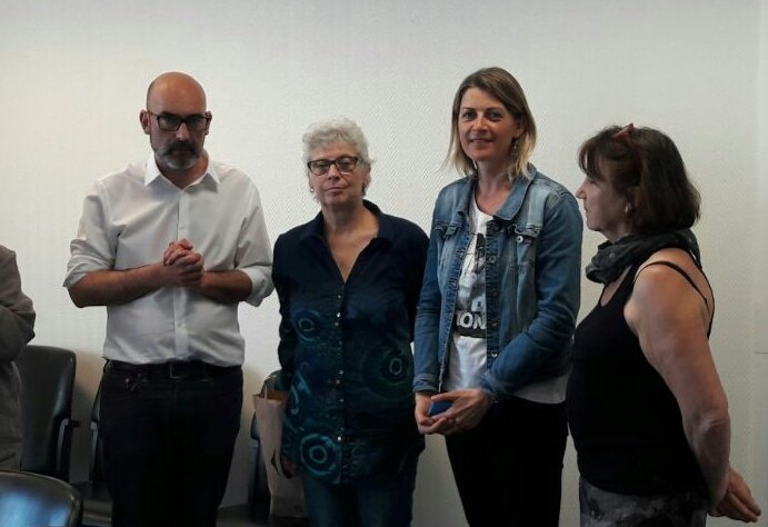 Femmessolidaire's tweet photo. Accueil de Claude Mangin en grève de la faim à la @mairieivry par le maire Philippe Bouyssou et Séverine Peter adj. aux relations internationales. #solidarites #Ivryennes https://t.co/oiWwbJeN5O