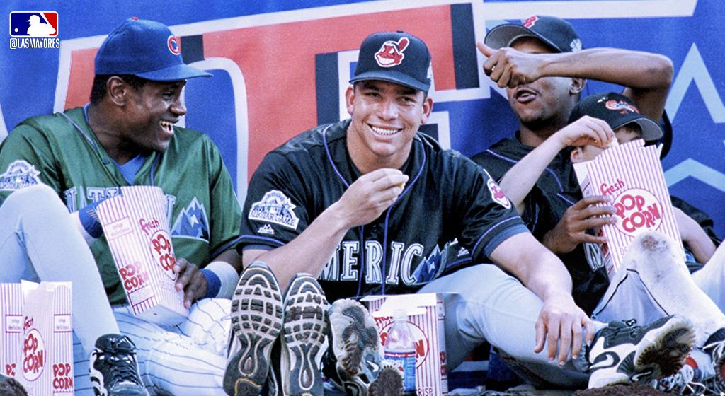 mlbespanol's tweet photo. ¡WOW! 🇩🇴😱
Clase de #TBT.

@TheRealMr609, Bartolo Colón y @45PedroMartinez comiendo 🍿 mientras disfrutaban ver a Ken Griffey Jr. conectando bombazos en la competencia de jonrones de 1998.
#LasMayores https://t.co/KQ3q5or4wE