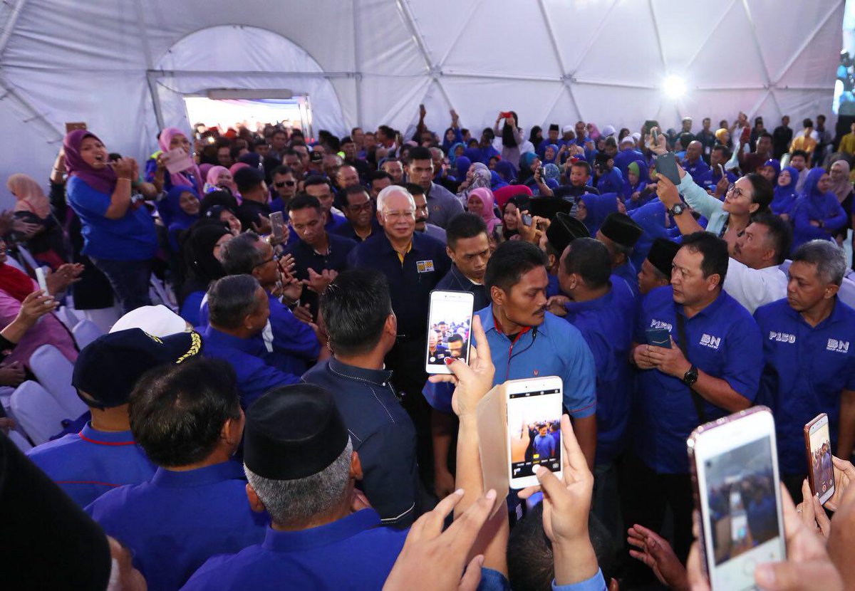 NajibRazak's tweet photo. Meriah Minggu Saham Amanah Malaysia (MSAM) 2018 di Batu Pahat! Alhamdulillah tahun demi tahun PNB catatkan kejayaan demi kejayaan, malah sejak 1981, jumlah dividen dan bonus terkumpul yang telah diberikan kepada pelabur dana amanah PNB berjumlah RM174 bilion! https://t.co/UFl1QkPN6x