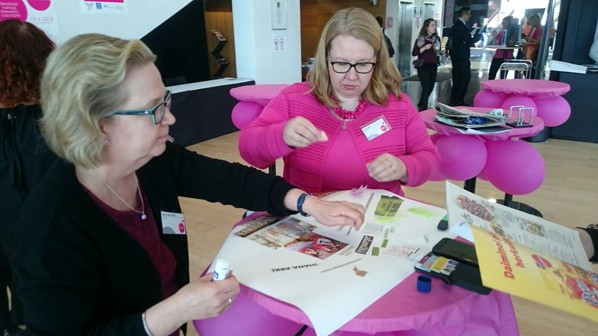 seppoio's tweet photo. Pelillisyyttä #työyhteisöviestintä än? Törmäys-tapahtuman aktivoiva seppo-tuokio käynnissä: osalla joukkueista unelmatiimin aarrekartat syntyvät auringonpaisteessa🌞 #törmäys2018 #viestintä #sisäinenviestintä #pelillisyys #theseppoeffect #happyseppouser @ProComRy @tormays https://t.co/eGgtxRyXCR