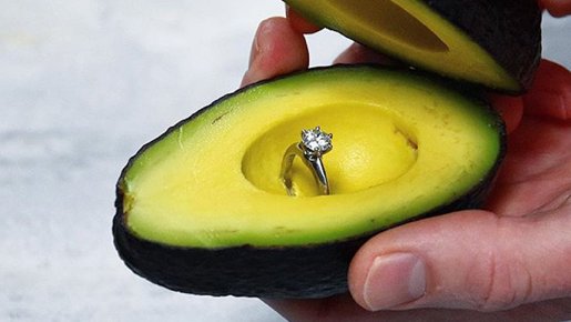 Many grooms are just as stressed about proposing to their future wives as brides to be are about planning their big days. How would you feel if your partner used an avocado to propose to you? Apparently, it’s a thing now! PhotoCred|Instagram.com/fooddeco