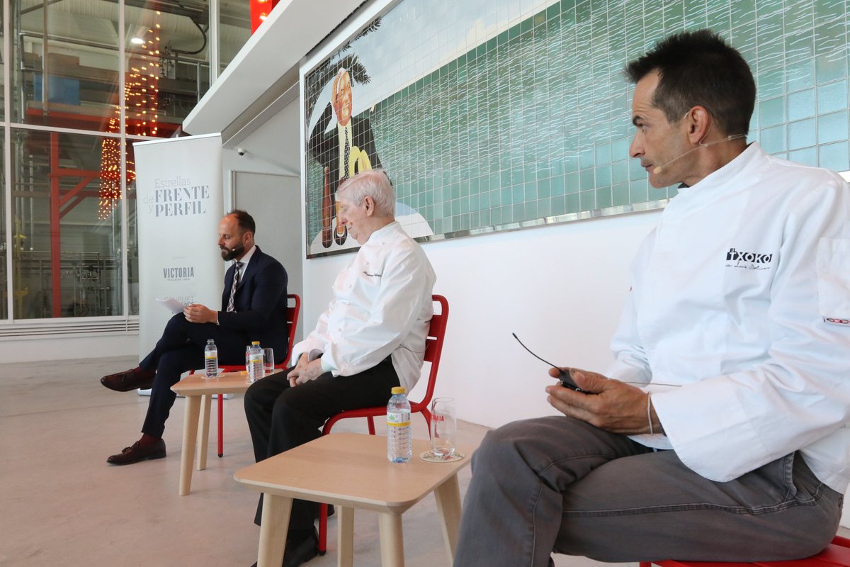 Grupo_Gallego's tweet photo. Disfrutando de los sabios consejos del chef Benjamín Urdiaín, primer tres estrellas Michelin de España,  #EstrellasdeFrenteyPerfil #gastro https://t.co/A13ewVOG6v