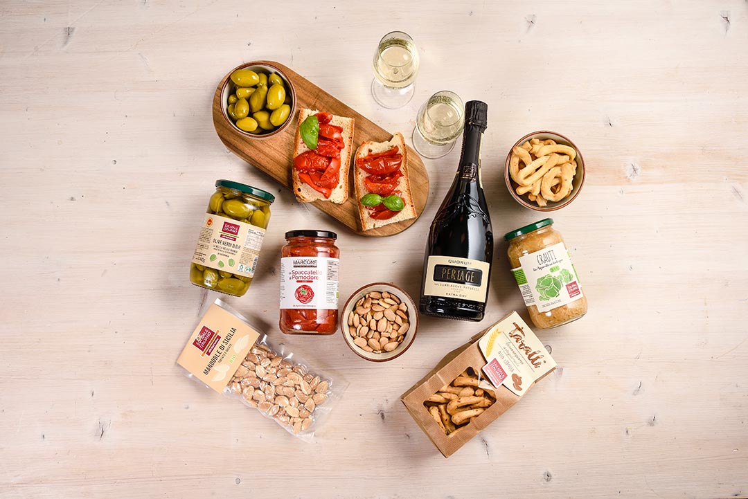 altromercato's tweet photo. L'aperitivo che unisce: https://t.co/jlTrSKA9PW
#TomatoRevolution #SolidaleItaliano https://t.co/wh9mrUCBaf