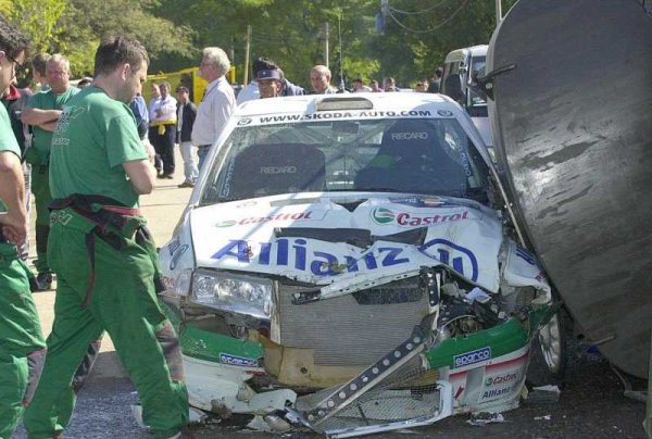 OpensTightens's tweet photo. #TbT to 2001 #WRC @rallyargentina feat. @MotorsportSkoda crews (at the time #Schwarz #Hiemer & #Thiry #Prévot)
One of the weirdest accidents occurred on a road section
Fire truck crashed into both #OctaviaWRC
Short vid https://t.co/zZsyZn95FA https://t.co/XkxsnVlrzh