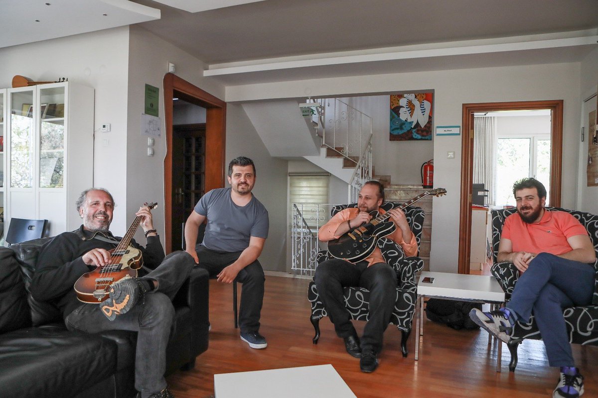 ferkocofficial's tweet photo. Fatih Erkoç Sanat Akademi'de dostlarla🎸 @cagatayok @timucin_kilicc @hikmetakalin https://t.co/SDzkVhEVi5