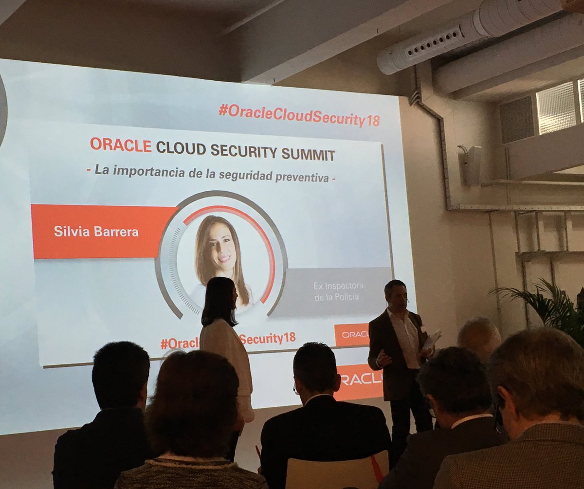 sisifc21's tweet image. @sbarrera0 arranca su charla durante  #OracleCloudSecurity18
