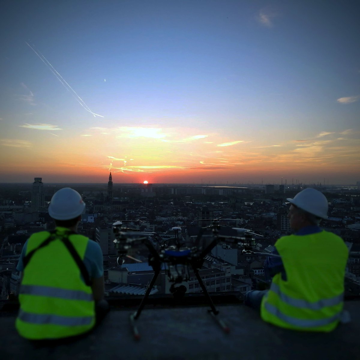 drone_minds's tweet photo. Antwerpen was deze week ook een beetje van Drone Minds! Genieten van een zonsondergang boven 't stad, we zouden bijna vergeten dat we daar waren om te werken. #atower #antwerpen #droneminds https://t.co/hc2TFSWKiy