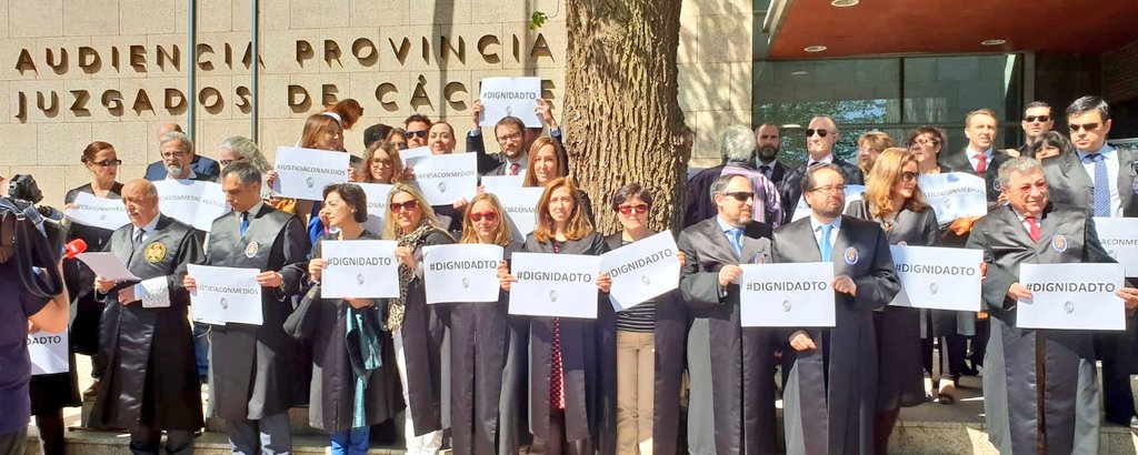 IcaCaceres's tweet photo. HOY, ante la puerta de los Juzgados de la provincia, nos hemos CONCENTRADO reivindicando 

La #DignidadTO, en defensa de la #Abogacía, por una #JusticiaConMedios, por una #JusticiaIndependiente y por una #JusticiaParaTodos

#PorNuestraJusticia19A https://t.co/YJF0cbQcpP