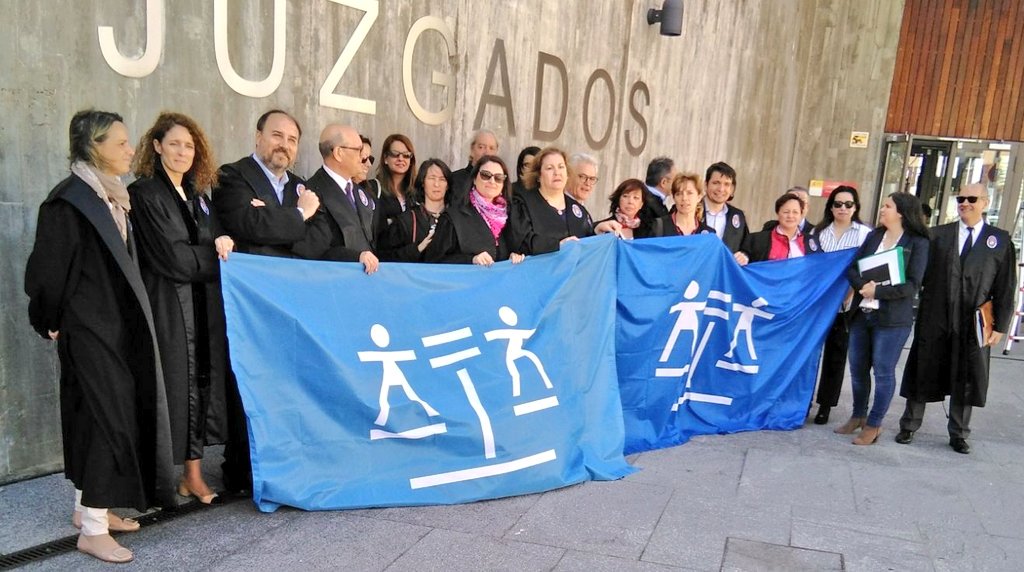 IcaCaceres's tweet photo. HOY, ante la puerta de los Juzgados de la provincia, nos hemos CONCENTRADO reivindicando 

La #DignidadTO, en defensa de la #Abogacía, por una #JusticiaConMedios, por una #JusticiaIndependiente y por una #JusticiaParaTodos

#PorNuestraJusticia19A https://t.co/YJF0cbQcpP