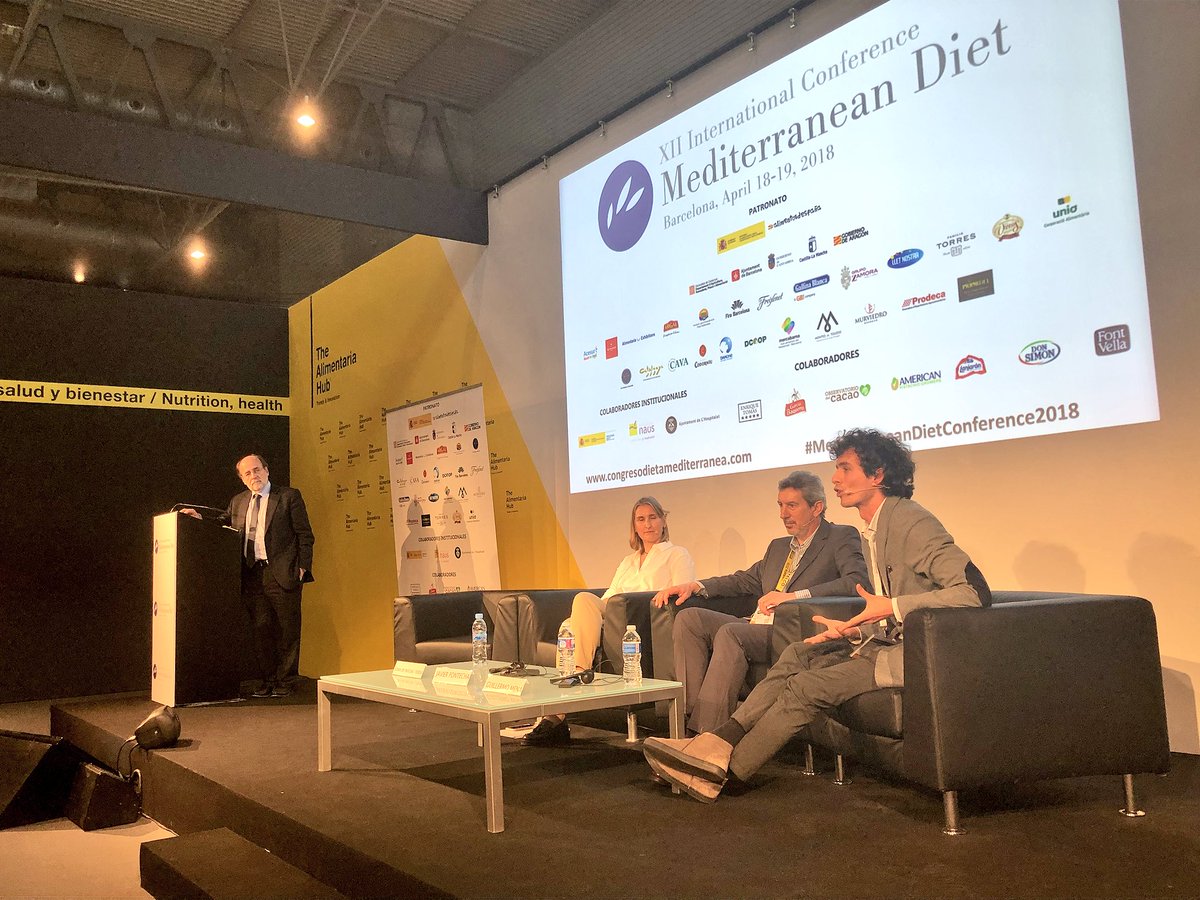 ObsCacao's tweet photo. Concluimos esta sesión de @dietamed sobre el #CacaoNatural y los lácteos afirmando que estos dos alimentos aportan infinidad de nutrientes a nuestra #salud #Alimentaria2018 #Mediterraneandietconference2018   #MejorconCacao https://t.co/aM13n8zp4x