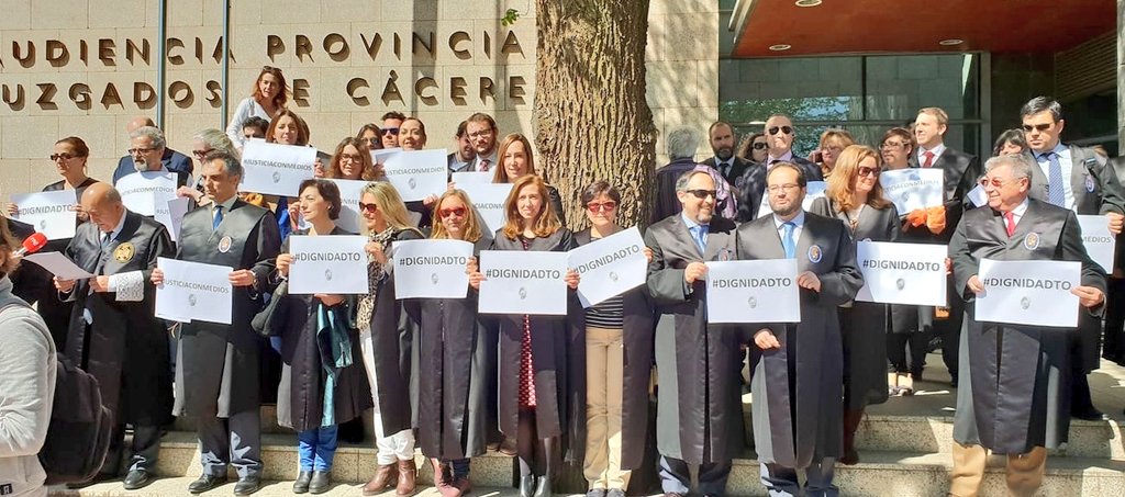 IcaCaceres's tweet photo. HOY, ante la puerta de los Juzgados de la provincia, nos hemos CONCENTRADO reivindicando 

La #DignidadTO, en defensa de la #Abogacía, por una #JusticiaConMedios, por una #JusticiaIndependiente y por una #JusticiaParaTodos

#PorNuestraJusticia19A https://t.co/YJF0cbQcpP