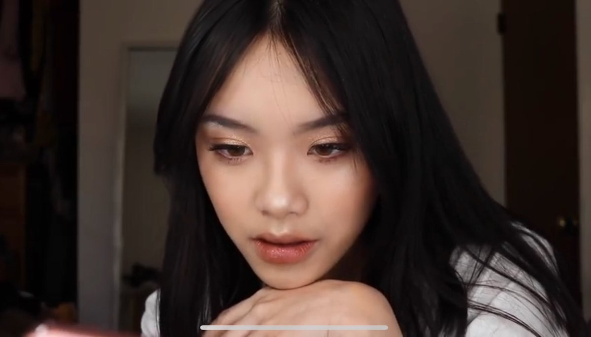 jo8jo_go's tweet photo. イエベ秋にすすめる海外のbeauty系YouTuber🙌🏻💕
カリフォルニア州在住のhyulariちゃん。
全体的に日本人でも真似しやすいメイクが多い。ベースは海外ぽいけど、そこが良い！アンニュイな表情最高。インスタもステキやから是非見て。1枚目のチークめっちゃかわいいや😂❤️
https://t.co/gEEzu7xBRw https://t.co/8KzZBvPDQw
