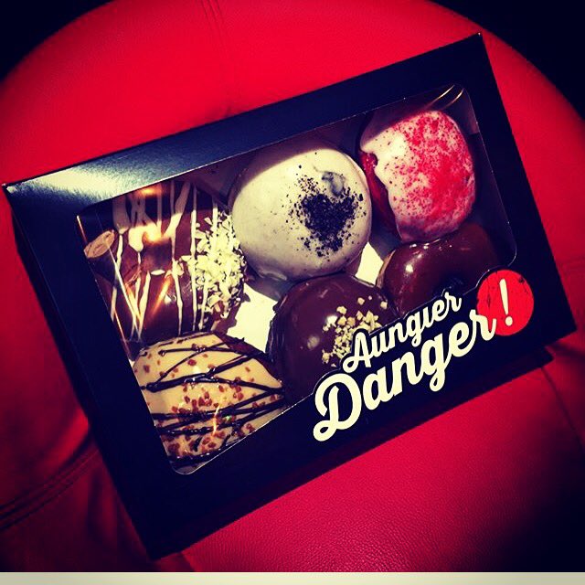 To mark our new <a href="/Deliveroo_IE/">Deliveroo Ireland</a> vibes.. tag a mate and you might just win this dream box !