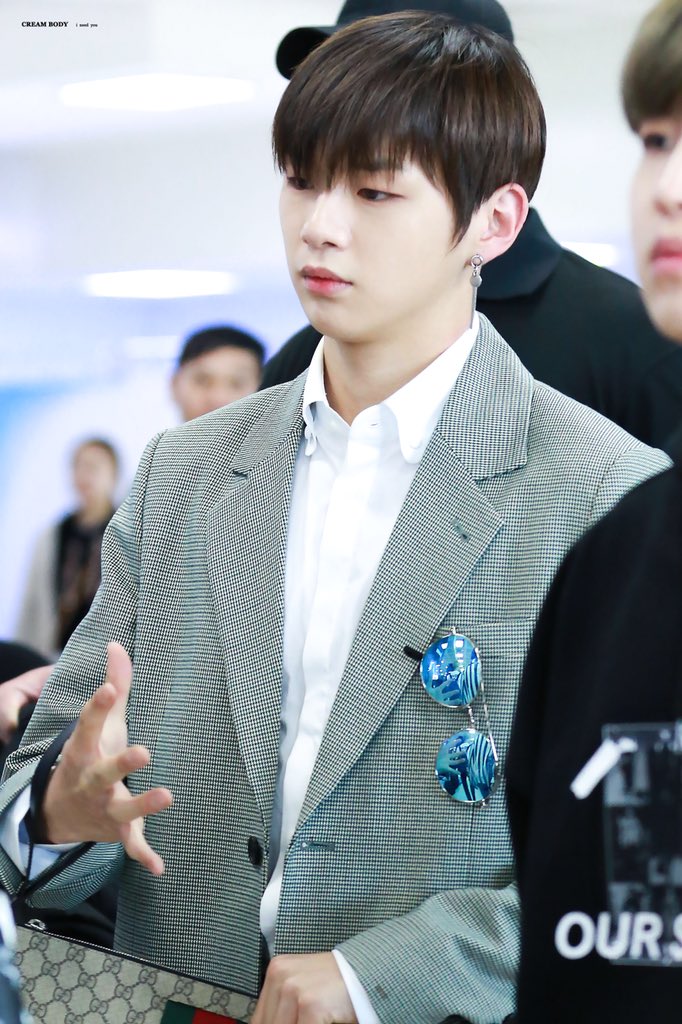 CREAMBODY_KD's tweet photo. 180419 김포공항 도착 
피지컬ㅠㅠㅠ 우리 천사 같은 녜리 이렇게 보면 정말 그림같아!!!!!!!!
#강다니엘 #워너원 #KangDaniel https://t.co/Sny5zhDV39