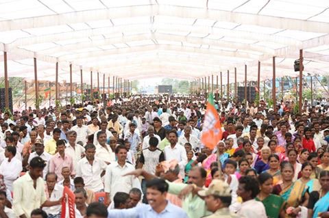 BSYBJP's tweet photo. ಇಂದು ಹುಚ್ಚರಾಯಸ್ವಾಮಿಯ ದರ್ಶನಾಶೀರ್ವಾದ ಪಡೆದು ಛತ್ತೀಸ್‌ಗಢ ಸಿಎಂ ರಮಣಸಿಂಗ್‌ರೊಂದಿಗೆ ರೋಡ್ ಶೋನಲ್ಲಿ ತೆರಳಿ ನಾಮಪತ್ರ ಸಲ್ಲಿಸಿದೆ. ಕರ್ಮಭೂಮಿಯಲ್ಲಿ ಸಿಗುವ‌ ಪ್ರೀತಿಗಿಂತ ಮಿಗಿಲಾದದ್ದು ಯಾವುದೂ ಇಲ್ಲ. ಶಿಕಾರಿಪುರ ಜನತೆಯಿಂದಾಗಿ ನನಗೆ ಎಲ್ಲವೂ ಸಿಕ್ಕಿದೆ. ಹರಸುವ ಕೈಗಳು ನನ್ನೊಂದಿಗಿವೆ. ಗೆಲುವು ನಿಶ್ಚಿತ, ರಾಜ್ಯದ ಅಭಿವೃದ್ಧಿ ಖಚಿತ. https://t.co/hOVTHVdLvo