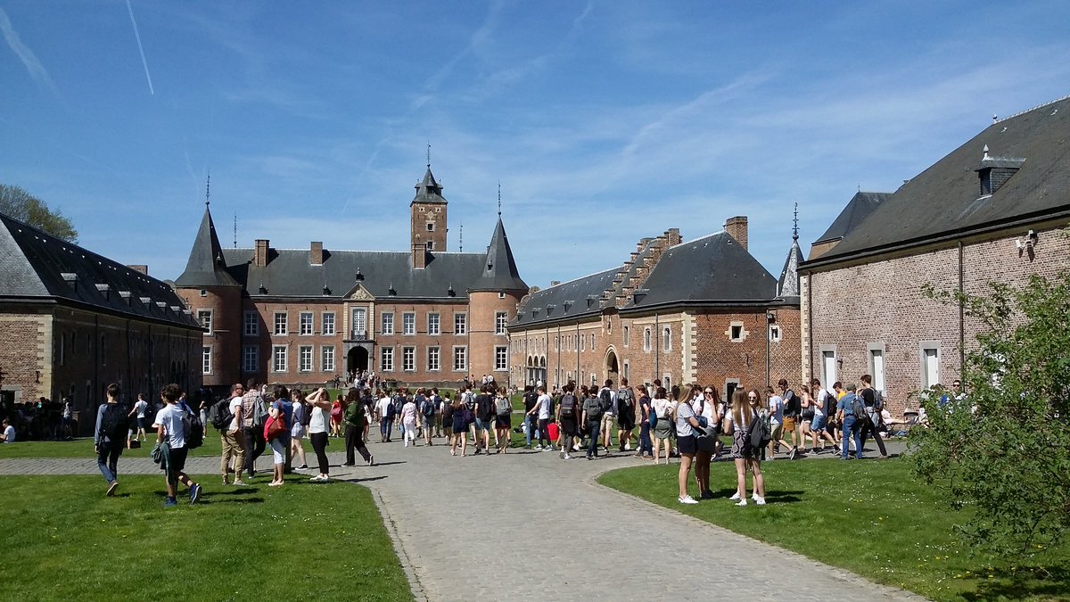 #internatonaal Vertelfestival Alden Biesen.  #storytelling genieten van #verhalen . Kom ook tijdens het weekend.  Info op alden-biesen.be