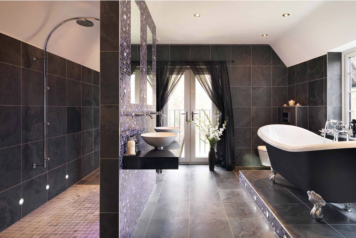 Is there anything better than indulging in a #luxurybath? Check out the top #bathroomtrends for 2018! #bathwithaview #bathroomgoals #luxurybathrooms #interiordesign kandbnews.co.uk/bathrooms/prod…