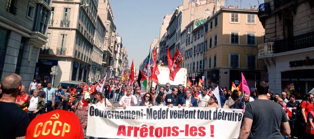 JLMelenchon's tweet photo. À #Marseille : 65 000 personnes pour dire #StopMacron ! Bravo ! #Greve19Avril https://t.co/ALtjt5ItzI
