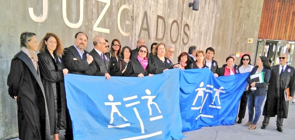 IcaCaceres's tweet photo. Nuestros compañer@s del Partido Judicial de Plasencia concentrados ante la sede Judicial
#PorNuestraJusticia19A https://t.co/FOa2Jg9zP5