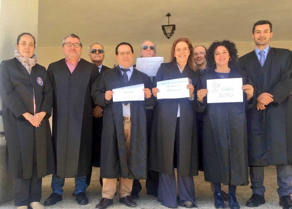 IcaCaceres's tweet photo. Nuestros compañer@s del Partido Judicial de Coria concentrados ante la sede Judicial
#PorNuestraJusticia19A https://t.co/Sqck0oOLJ4
