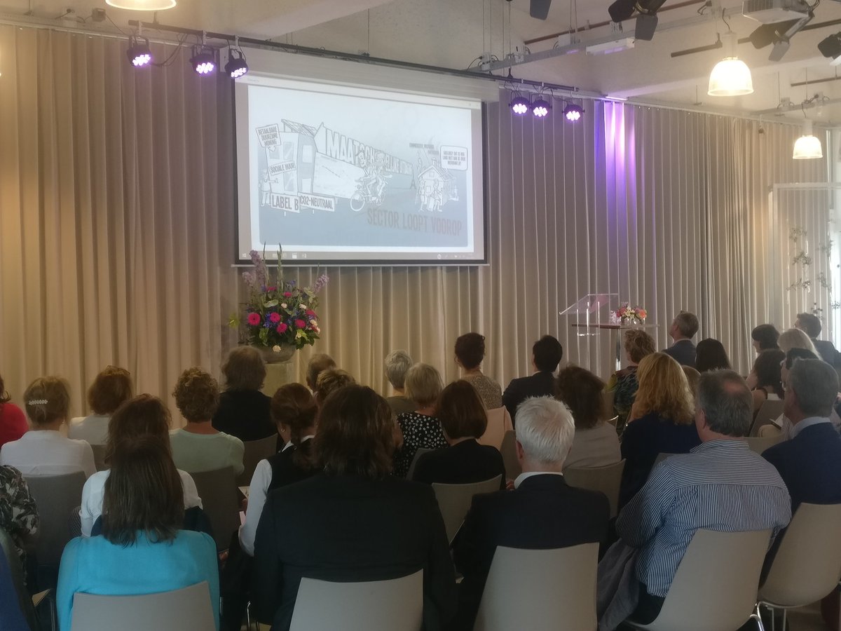 Vandaag workshop geven met <a href="/KWHonline/">KWH</a> bij de <a href="/Aedesnet/">Aedes.nl</a> venieuwingsagenda! Samen aan de slag om corporaties te leren over toepassing service design 🕶️