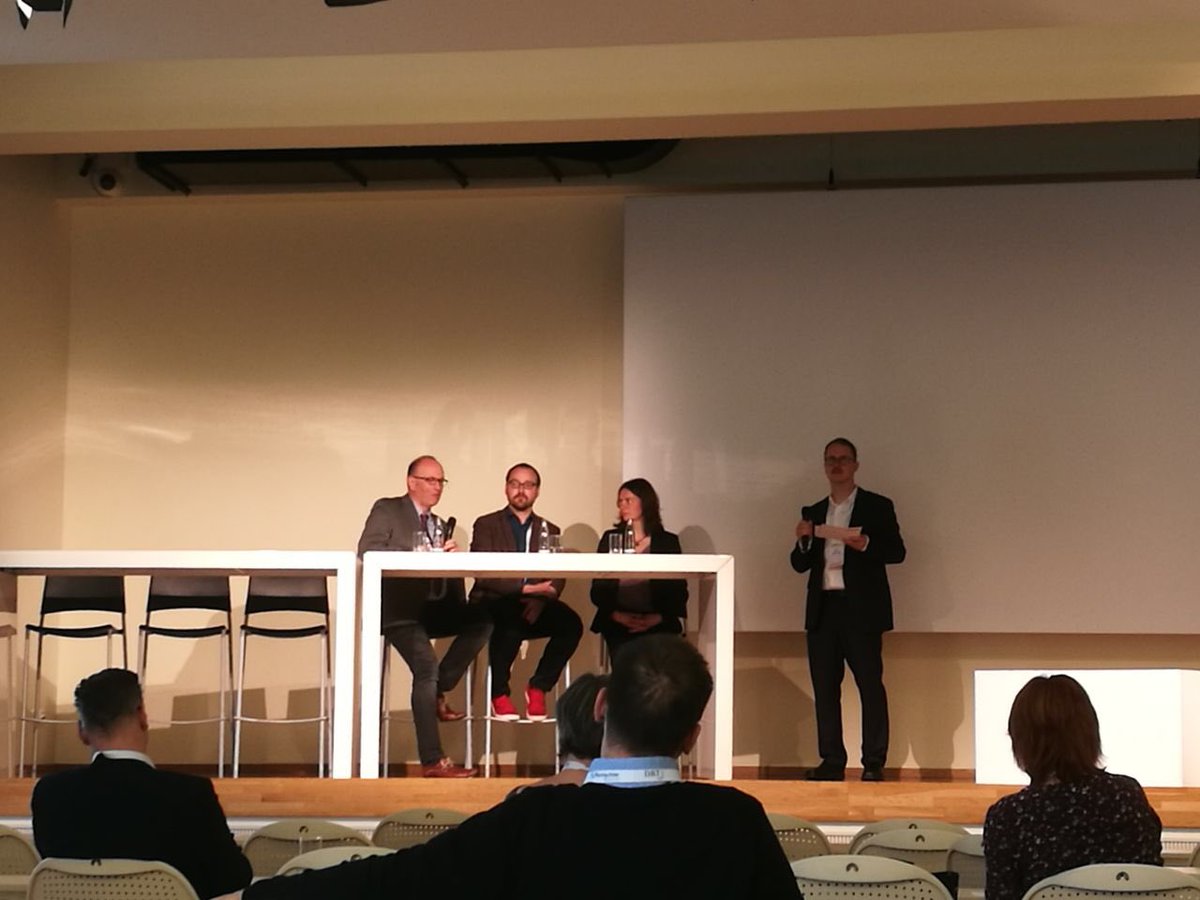 dennis_jakob's tweet photo. In der Luncheon Session des Leibniz-Instituts für Photonische Technologien wird die Wichtigkeit der Diagnostik diskutiert. Dringlich ist die Erhöhung von diagnostischen Tests vor der Diagnose. #DBT2018 https://t.co/JLXpsdf9ZG