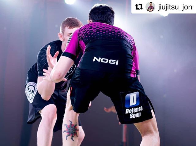 ValorFW's tweet photo. #Repost @jiujitsu_jon with @get_repost
・・・
Lights 💥 camera📷 action🤼‍♂️ another beautiful shot by my sister @inkedmomsdoitbetter822 
@defensesoap @valorfw @valor_fightwear 
#bjj #bjjlifestyle #jiujitsu #jiujitsulifestyle #valorfightwearusa #valorf… https://t.co/LIt7zd2Dii https://t.co/hZpiciZy3v