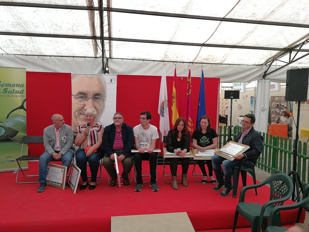 PPMolinaSegura's tweet photo. #Semanadelasalud2018 en #MolinaDeSegura
Entrega de los VIII Premio Dr. Francisco Guirado a, Luís Alberto Ceruto, médico del @Hospital_Molina, a Mari Carmen Garres, Administrativa del Centro de Salud Antonio García y a las Asociaciones de Enfermedades Raras @FEDER_ONG y @AMAER_AC https://t.co/0wpIlvgUcp