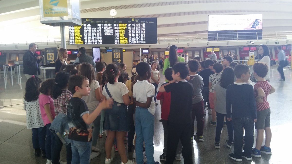 lasallesestao's tweet photo. LH 1. mailakoek Bilboko aireportuaren funtzionamendua ezagutzeaz batera suhiltzaileen laguntzaile bihurtu dira. Primeran ikasi dugu. @lasallesestao #zurebizipozagurea #NCA https://t.co/I17SIr1LkP