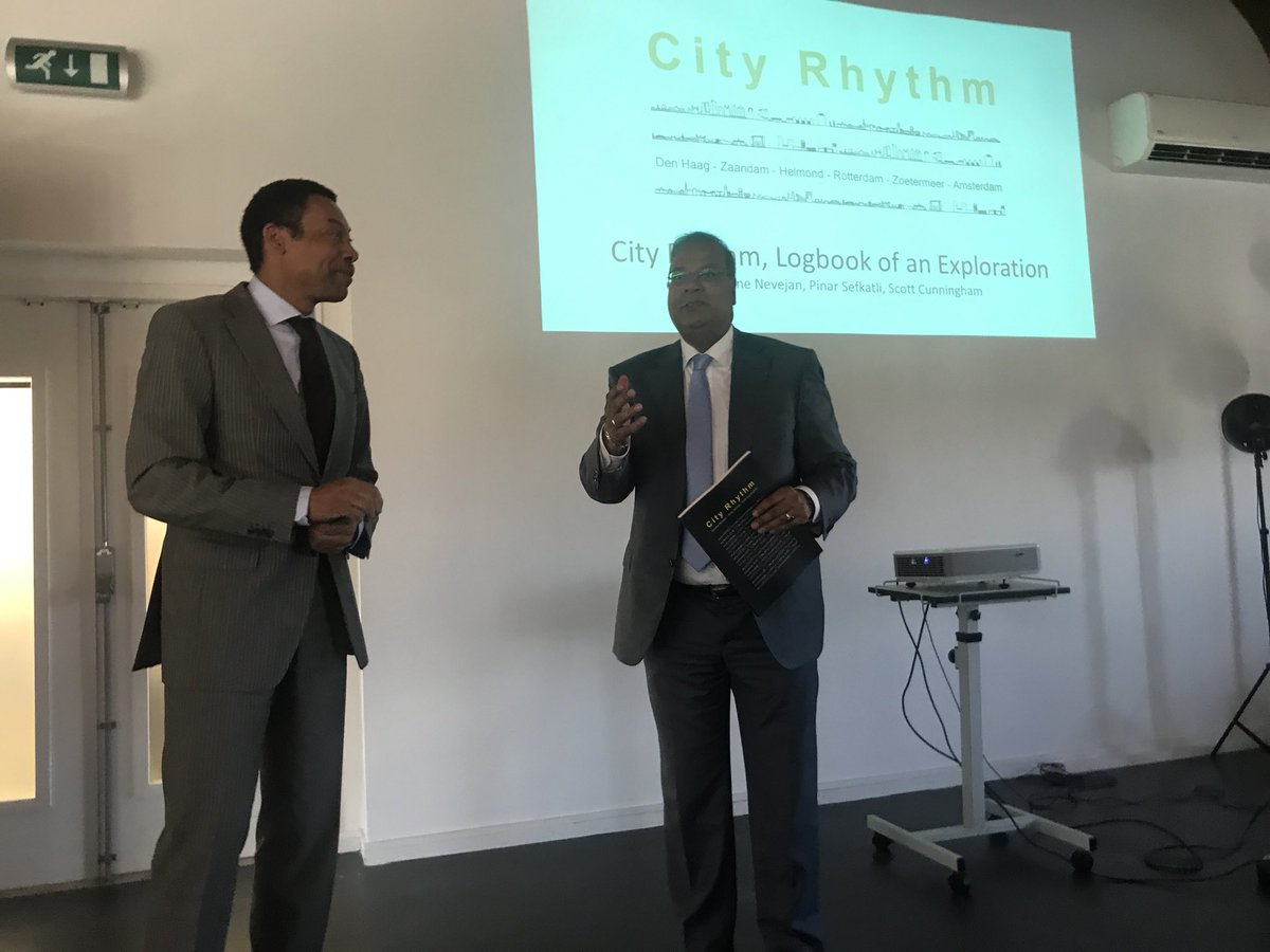 F_Alitou's tweet image. Wethouder @RSBaldewsingh overhandigt  namens de 6 deelnemende steden het boek City Rhythm aan VNG Commissie D&amp;amp;I. Wethouder Litjens neemt namens Amsterdam het stokje over voor het vervolg van het onderzoek. Een goede bijeenkomst olv Hedwig Miessen! @hmiessen @VNGRealisatie