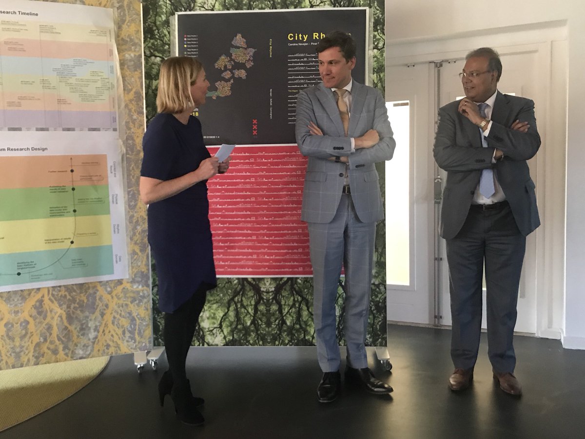 F_Alitou's tweet image. Wethouder @RSBaldewsingh overhandigt  namens de 6 deelnemende steden het boek City Rhythm aan VNG Commissie D&amp;amp;I. Wethouder Litjens neemt namens Amsterdam het stokje over voor het vervolg van het onderzoek. Een goede bijeenkomst olv Hedwig Miessen! @hmiessen @VNGRealisatie
