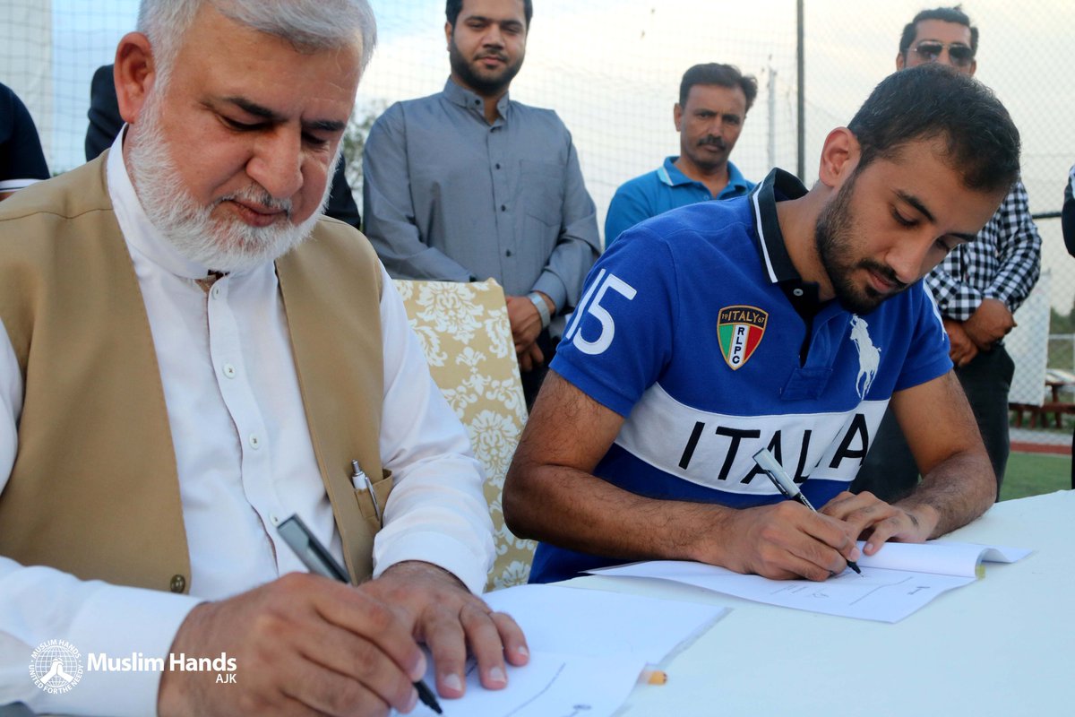 MuslimHandsMRP's tweet photo. #MuslimHands signed an MOU with Total Football for hosting the camp and providing us their own football turf in Ayub Park for practicing, free of any cost. #TotalFootball #PlaySweatRepeat #RoadToRussia #StreetChildUnited #StreetChildWorldCup #PracticeMatches #SaveTheChildren https://t.co/n1oAexzY8r
