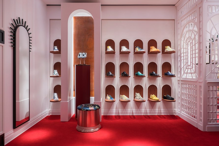 Kostbar oversætter røg Christian Louboutin on Twitter: "Thanks for the warm welcome, Barcelona!  The newest Christian Louboutin boutique is now open. Stop by, say hello,  stay for the shoes. #LouboutinWorld https://t.co/KwFN1gBMXI" / Twitter