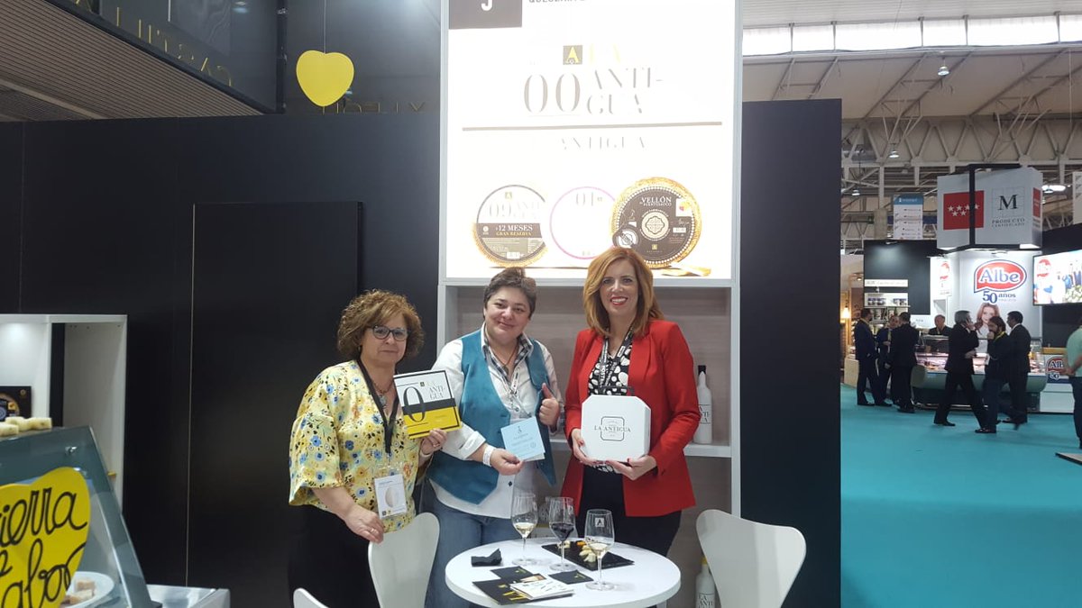 quesoslaantigua's tweet photo. Qué suerte tenemos Arantxa de @Agro_Magazine ha estado con Geli y con @AnaBGonzlezPino en nuestro stand del pabellón 4 #Interlact @tierradesabor . Gracias por visitarnos #LaAntiguaAlimentaria #AlimentariaPremium #Alimentaria2018 https://t.co/EXB1c8FPyT