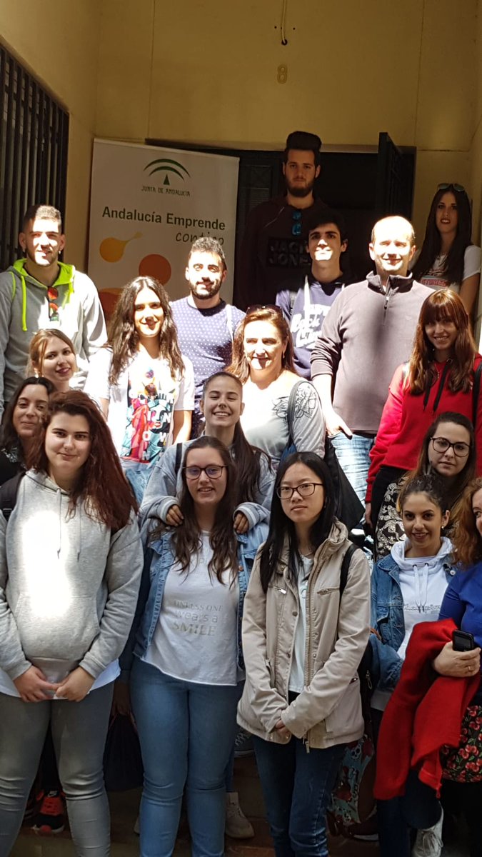 cadejaen's tweet photo. Continuamos con el #TallerEmprendedor en el Vivero de Empresas del @AytodeCazorla, con visita del alumnado del IES Cástulo a una de las empresas instaladas en los despachos de empresas emprendedoras, @ingenioticweb servicios profesionales de Diseño y consultoría web #CADECazorla https://t.co/AuVpLNDGbt
