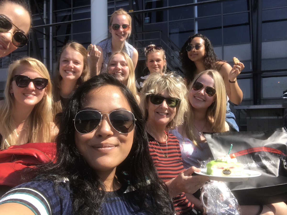 jethouwers's tweet photo. En dan ben je jarig en wordt je feestelijk onthaald door studenten #socialworkhr @hsrotterdam en @FeyenoordFound https://t.co/DS9lDZ127l