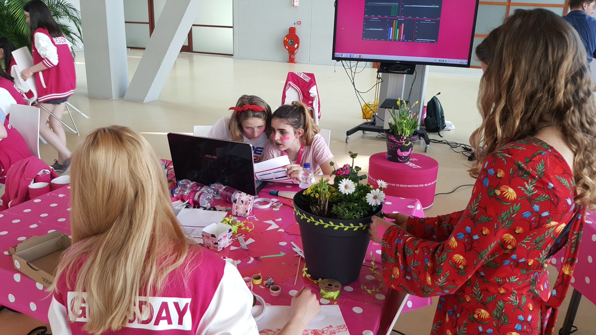 Groep 2 van de meiden gaat nu aan de slag met hun #IoT plantenpot. De één maakt de pot connected, de ander doet de versiering. #Girlsday #TMobile