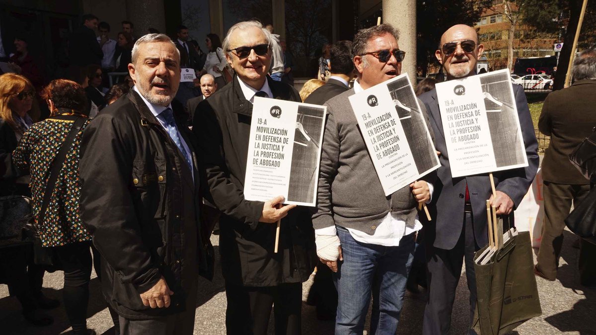 Confilegal's tweet photo. Los abogados muestran su fuerza movilizadora en concentraciones por toda España https://t.co/7YxkLAdZsb #abogacía #YoVoy19A https://t.co/i1tuubtaXC