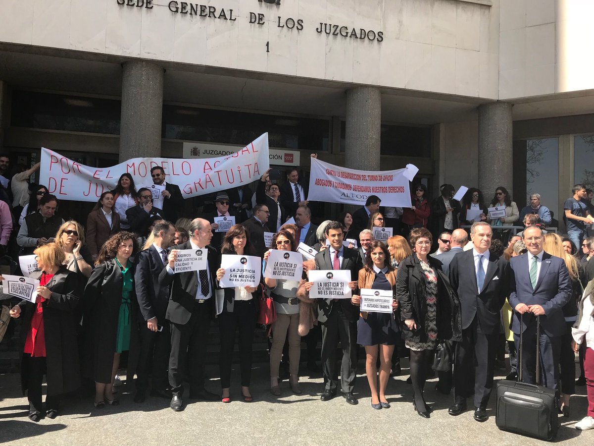 Confilegal's tweet photo. Los abogados muestran su fuerza movilizadora en concentraciones por toda España https://t.co/7YxkLAdZsb #abogacía #YoVoy19A https://t.co/i1tuubtaXC