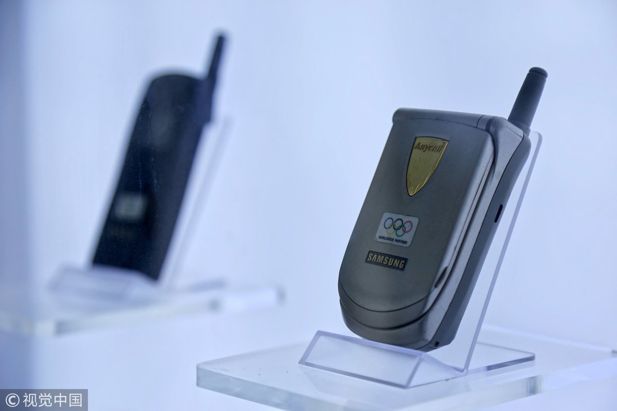 CGTNOfficial's tweet photo. What was your first mobile phone? An exhibition showcasing 500 different types of the devices over the past decades was held in Zhengzhou, central #China's Henan Province https://t.co/xYxwAvGGxA