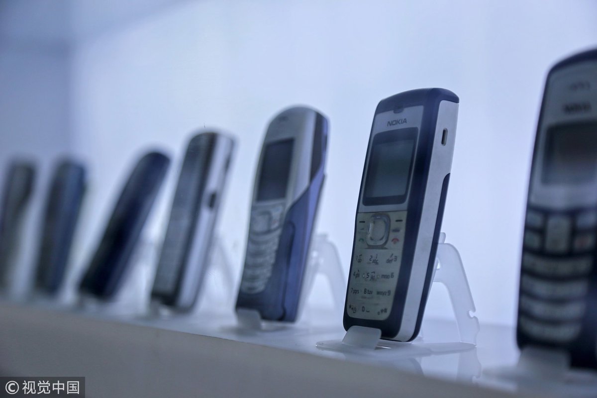 CGTNOfficial's tweet photo. What was your first mobile phone? An exhibition showcasing 500 different types of the devices over the past decades was held in Zhengzhou, central #China's Henan Province https://t.co/xYxwAvGGxA