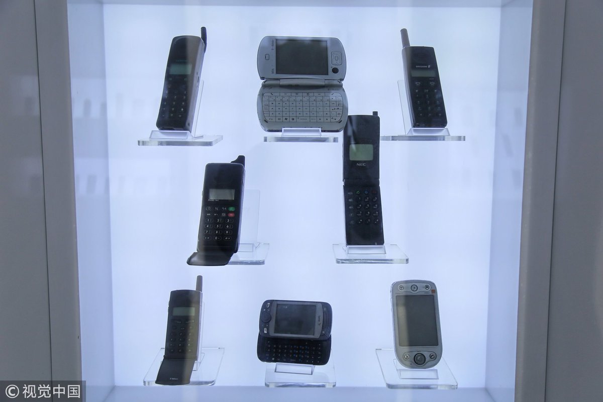 CGTNOfficial's tweet photo. What was your first mobile phone? An exhibition showcasing 500 different types of the devices over the past decades was held in Zhengzhou, central #China's Henan Province https://t.co/xYxwAvGGxA