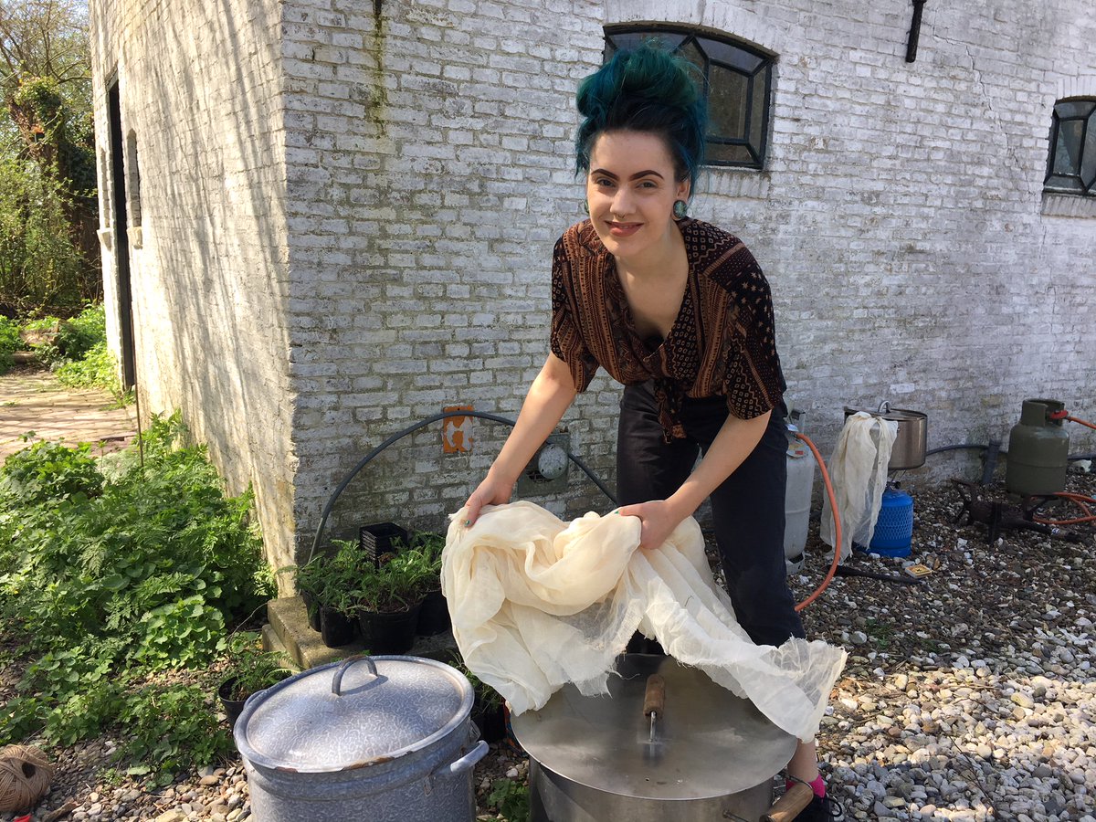 Vandaag is op <a href="/De_Kreake/">De Kreake</a> de eerste workshop 'Natural Colours'. Verven met natuurlijke materialen zoals wilgenbast, fluitekruid en brandnetel. De voorbereidingen zijn in volle gang. Ook eens zo'n workshop volgen? Dat kan: farmoftheworld.nl/nl/events/natu… #lf2018 #fotw #workshop #verven