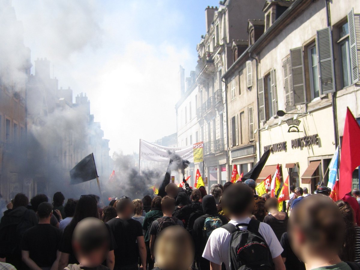 DijonDTR's tweet photo. #manif19avril #Dijon
K-ways noirs et chasubles rouges côtes-à-côtes en tête de cortège
#cheminots #etudiants #hopitaux #precaires https://t.co/NsgGDHyAsD