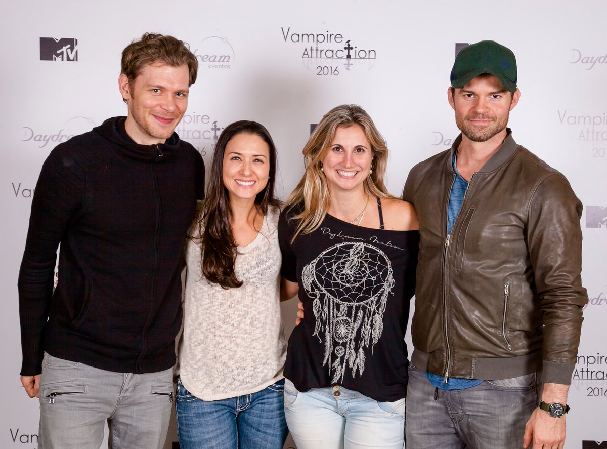 carolina_arouca's tweet photo. Em homenagem ao retorno de #TheOriginals ontem (última temporada snif😢), um #tbt da #VampireAttraction2016 ♥️
https://t.co/klg1HpwlOS https://t.co/gHhMXNCMvb