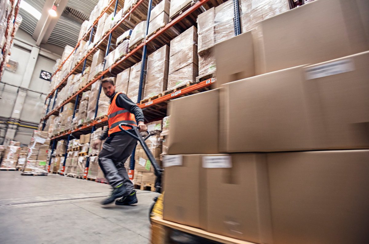 Manual handling injuries are caused by handling and lifting - 60% of the injuries involve lifting heavy objects. Here’s what you need to know about managing the risks: goo.gl/LAuipb #HelpGBWorkWell