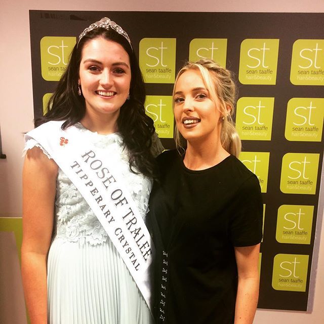 RoseofTralee_'s tweet photo. Rose of Tralee Jennifer Byrne at Festival hair and make up sponsor Sean Taaffe Group Tralee, and with stylist Aine who did Jenny’s hair the night she became the Rose of Tralee 😊🌹
#RoseofTralee #seantaaffe https://t.co/QokqIMK5ua https://t.co/SMMiX1KrQJ