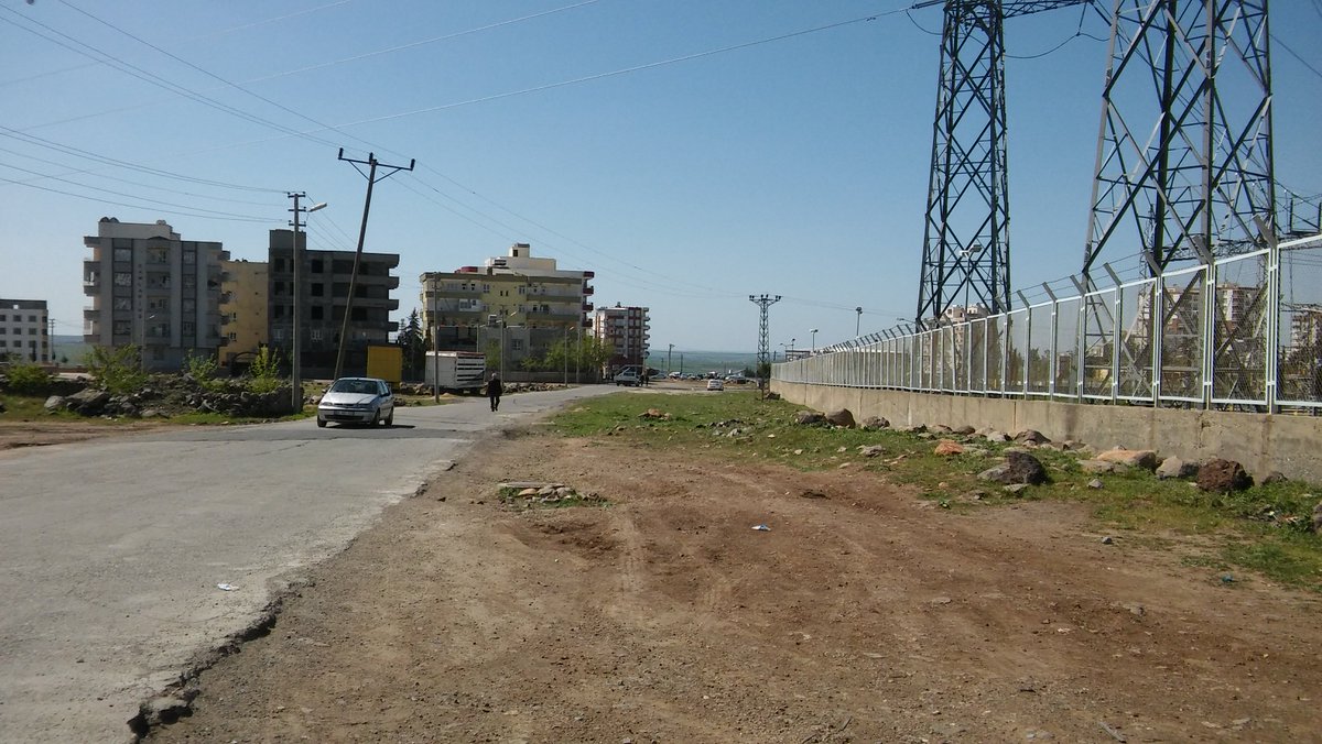 cihangrafik's tweet photo. @Siverekbld neredeyse döneminiz bitecek daha bir caddeyi ana yola bağlamadınız? Cadde çalışması diye ilk basın reklamınızdı trafo bitişiği hatırlatıyoruz. https://t.co/bhzkeDp2wl